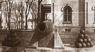 Vintage phoot of cannon memorial at Juneau County Courthouse, Mauston, Wis.